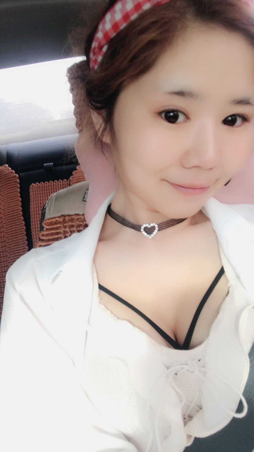 性感小猫咪，奶大B紧身材好，